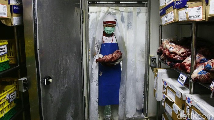 Badan Pusat Statistik mencatat impor daging beku menyumbang defisit pada neraca dagang di bulan April. Pasalnya, impor bahan pangan khususnya daging beku meningkat.