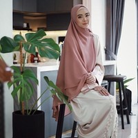 Aku dari dulu memang suka warna-warna yang nggak terlalu ramai. Waktu dulu, kostum wushu kan juga desain sendiri. Kalau orang lain senangnya yang ramai gitu ya, kalau aku sukanya yang polos aja. Satu kostum nggak lebih dari dua warna, ungkap Lindswell kepada Wolipop. Foto: Ari Saputra