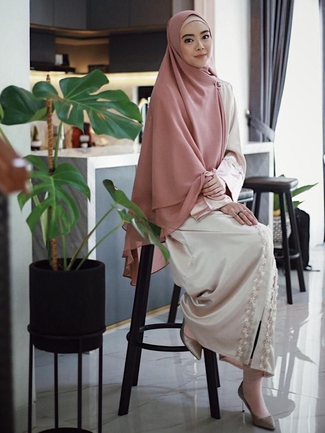 Aku dari dulu memang suka warna-warna yang nggak terlalu ramai. Waktu dulu, kostum wushu kan juga desain sendiri. Kalau orang lain senangnya yang ramai gitu ya, kalau aku sukanya yang polos aja. Satu kostum nggak lebih dari dua warna, ungkap Lindswell kepada Wolipop. Foto: Ari Saputra