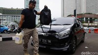 Polisi memberhentikan pengendara tersebut karena membahayakan pengguna jalan lainnya.