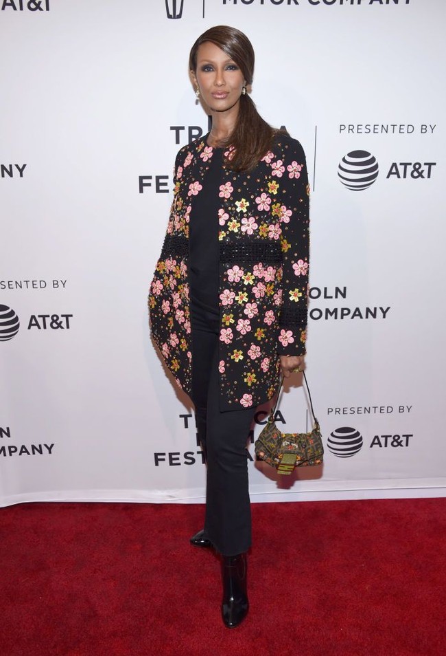 Iman pindah ke Amerika Serikat untuk memulai kariernya di dunia modelling. Pekerjaan pertamanya sebagai model profesional langsung sebagai model untuk majalah Vogue pada 1976. Dikenal sebagai model yang memiliki leher panjang, tubuh semampai dan figur wajah unik serta kulit cokelat keemasan, Iman pun meraih kesuksesan hingga dijuluki sebagai supermodel pada akhir tahun 70-an. Foto: Getty Images