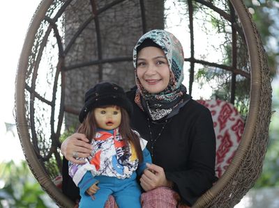 Potret Ria Enes yang Masih Setia dengan Boneka Susan