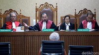 Uang tersebut didapat OC Kaligis dari istri mantan Gubernur Sumatera Utara Gatot Pujo Nugroho, Evy Susanti, agar Gatot aman dari penyelidikan oleh Kejaksaan Tinggi Sumatera Utara.