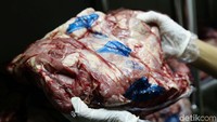 Lebih lanjut, ia mengungkapkan daging beku yang diimpor tersebut dijual dengan harga Rp 80.000 per kilogram (kg). Harga tersebut ditetapkan di tingkat konsumen.