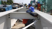 Kereta lintas rel terpadu (LRT) Jakarta ditargetkan bisa beroperasi sebelum hari raya Lebaran. Hal itu dengan catatan pembangunan jembatan penghubung atau skybridge ke halte Pemuda Rawamangun sudah selesai pada akhir bulan ini.