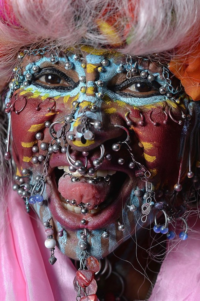Wanita berusia 54 tahun ini pun menegaskan tidak ada rasa sakit yang menderanya meski tubuhnya ditindik. Foto: Getty Images