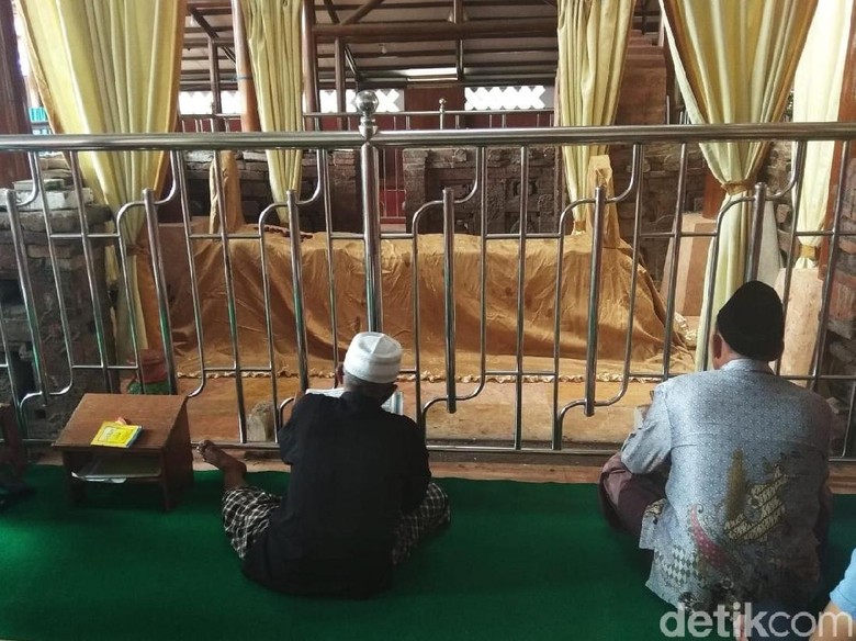 Menengok Makam Pangeran Mekah di Kediri Ramai Peziarah Saat Ramadhan Menengok Makam Pangeran Mekah di Kediri Ramai Peziarah Saat Ramadhan