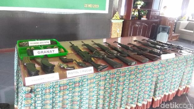 Senjata dan amunisi yang diserahkan