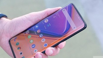 5. OnePlus 7 Pro RAM 12 GB ROM 256 GB dengan skor 465246. Foto: Digital Trends/Andy Boxall