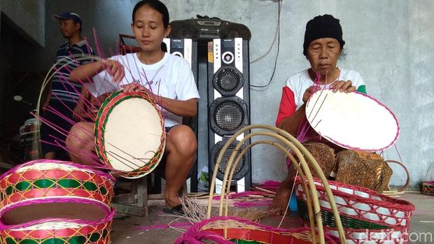 Pengrajin keranjang parsel rotan di Desa Teluklawe, Jepara. 