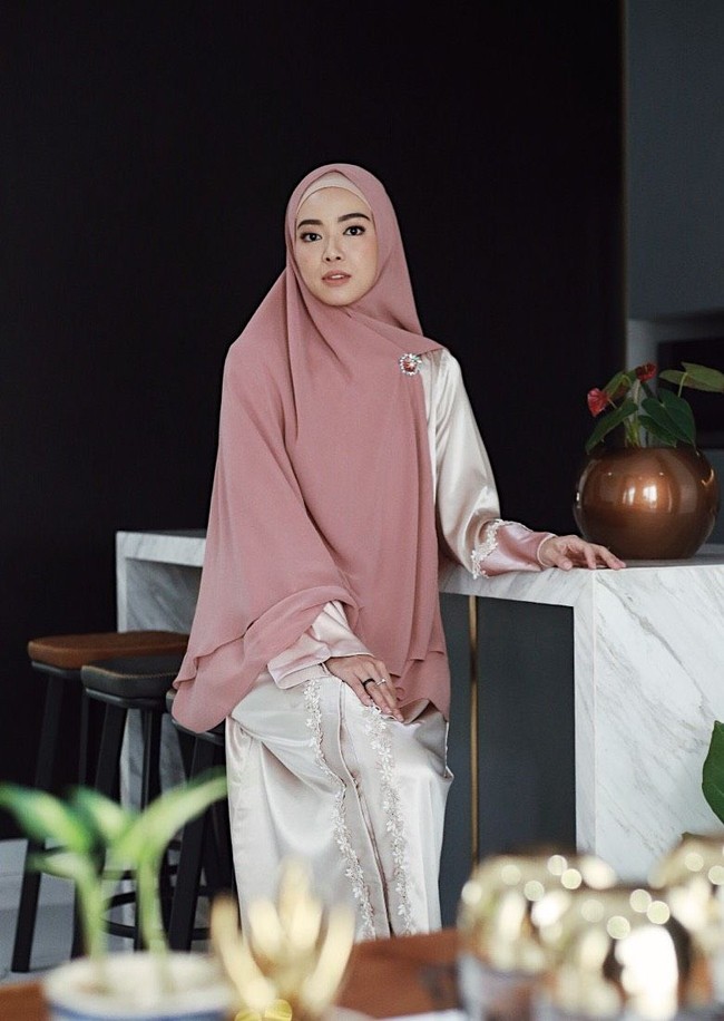Selanjutnya ada Lindswell Kwok. Atlet wanita yang satu ini juga memilih untuk menjadi mualaf. Lindswell resmi memeluk agama Islam pada tahun 2018. Dirinya bahkan memutuskan untuk mengenakan hijab dan pakaian-pakaian syari. Foto: Ari Saputra