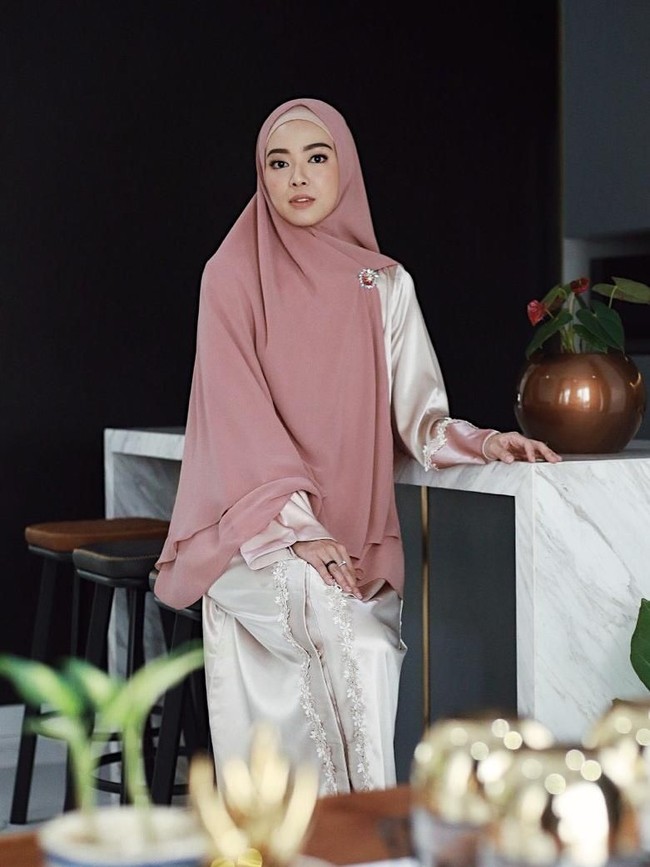 Lindswell Kwok membutuhkan waktu yang cukup banyak untuk berhijab. Ia belajar memakai hijab saat masih menyembunyikan identitas agamanya. Wanita kelahiran tahun 1991 ini mengaku banyak belajar hijab dari Youtube. Foto: Ari Saputra