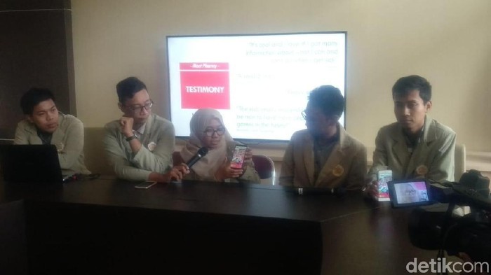 Para mahasiswa ini memperkenalkan profesi apoteker lewat aplikasi game (Foto: Usman Hadi/detikHealth) Para mahasiswa ini memperkenalkan profesi apoteker lewat aplikasi game (Foto: Usman Hadi/detikHealth)