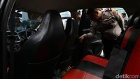 Polisi juga memeriksa barang bawaan WNA tersebut. Ternyata di dalam mobilnya terdapat cairan kimia yang diamankan oleh petugas.