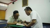 Beberapa warga terlihat belajar membaca Alquran.