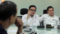 Wasekjen Partai Golkar TB Ace Hasan Sadzily memberikan keterangan terkait penolakan dibentuknya Pansus Pemilu DPR di ruang Fraksi Partai Golkar di Kompleks Parlemen Senayan, Jakarta.
