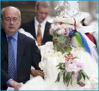 Penampilan Elaine Davidson, wanita yang memiliki hampir 7.000 tindikan saat dinikahi