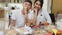 Tak perlu makan di restoran mewah, Bunga dan Syamsir juga sering makan bersama di rumah. Tentunya dilengkapi dengan teh hangat dan beberapa camilan. Foto: Instagram @bungajelitha66