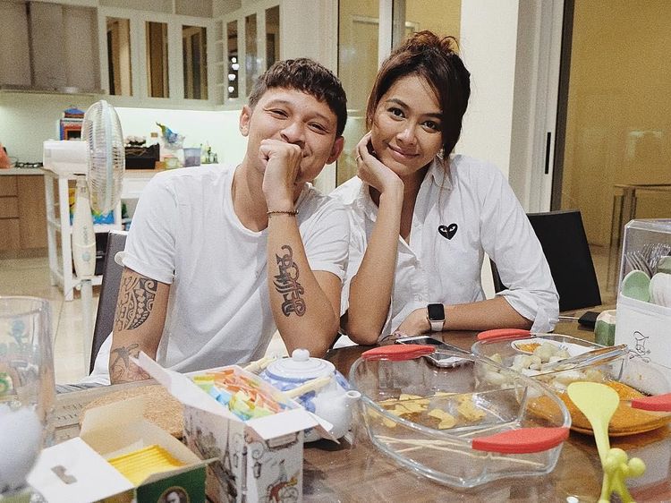 Gaya Romantis Mantan Putri Indonesia, Bunga Jelitha saat Makan Bareng Syamsyir Alam