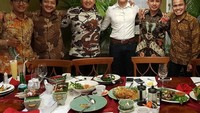 Dhani juga kerap makan bersama rekan-rekannya. Sajian tradisional seperti sate, mie goreng hingga ikan bakar jadi pilihan mereka. Foto: Instagram bhinneka_2
