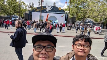 Foto selfie dengan kamera depan Pixel 3a XL. Matahari tepat di atas kepala, meski begitu wajah masih bisa terlihat. Foto: detikINET/Agus Tri Haryanto