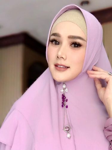 Mencontek Gaya Syar'i Mulan Jameela, Gamis hingga Bros di Bawah Rp 200 Ribu