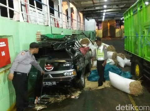 Bangkai mobil tertimpa truk muat beras/