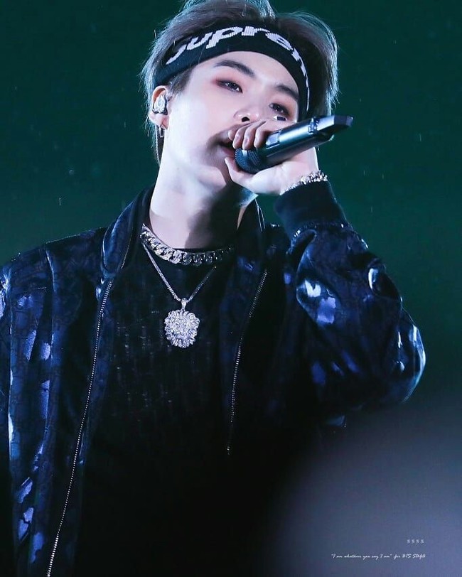 Penampilan Suga juga tak kalah fierce ketika menggunakan jaket bomber dan celana kargo. Kesan rapper lebih menonjol dengan penambahan kalung rantai. Foto: Istimewa