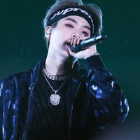 Penampilan Suga juga tak kalah fierce ketika menggunakan jaket bomber dan celana kargo. Kesan rapper lebih menonjol dengan penambahan kalung rantai. Foto: Istimewa