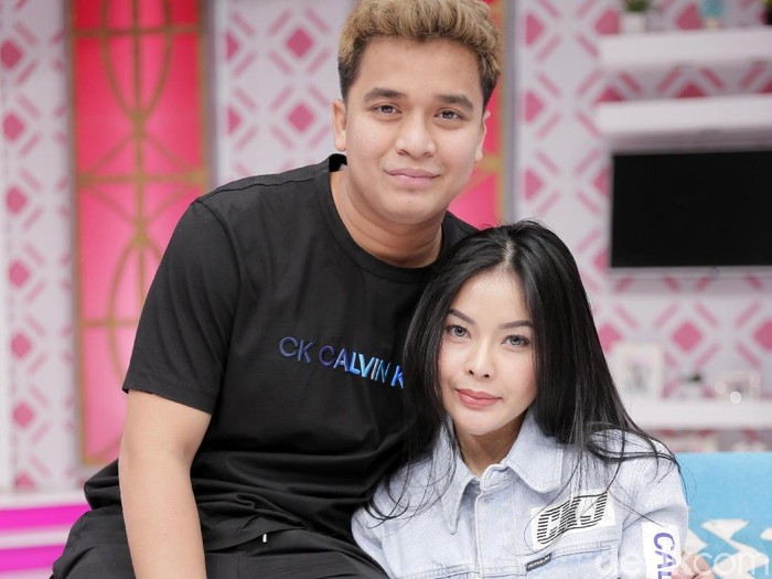 Billy Syahputra dan Elvia Cerolline usai tampil di Brownis.