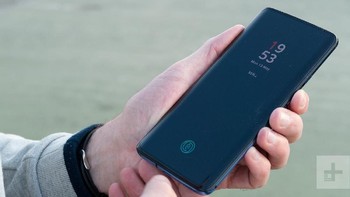 Ponsel ini memiliki sensor sidik jari di layar. Foto: Digital Trends/Andy Boxall