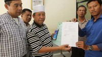 Mereka berfoto dan berpose bersama dengan surat pelaporannya di kantor Bawaslu DKI Jakarta. Foto: dok. Partai Demokrat