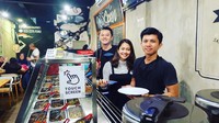 Kali ini Dhani berkunjung ke sebuah warung makan hits yang ada di wilayah Kemang. Warung makan itu menyajikan ragam sajian tradisional enak. FotoL: Instagram warungpedes  