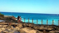 Kasus hilangnya turis India Aditya Kaushal saat selfie di Devils Tear, Nusa Penida memunculkan lagi wacana pembuatan pagar pengaman di destinasi ini. (dok. Dispar Klungkung)