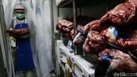 Perum Bulog akan mengimpor sebanyak 4 ribu ton daging kerbau beku dari India.