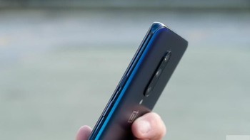 Baterai berkapasitas 4.000 mAh tersemat di dalamnya, Diberikan dukungan teknologi pengisian cepat 30W. Foto: Digital Trends/Andy Boxall