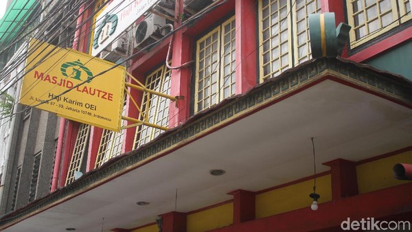 Yang pertama adalah Masjid Lautze di Kecamatan Sawah Besar, Jakarta Pusat. Didirikan di sebuah ruko oleh anak dari mendiang Haji Abdul Karim Oei, Lautze memiliki arti guru dalam bahasa Mandarin (Rifkianto Nugroho/detikcom) Yang pertama adalah Masjid Lautze di Kecamatan Sawah Besar, Jakarta Pusat. Didirikan di sebuah ruko oleh anak dari mendiang Haji Abdul Karim Oei, Lautze memiliki arti guru dalam bahasa Mandarin (Rifkianto Nugroho/detikcom)