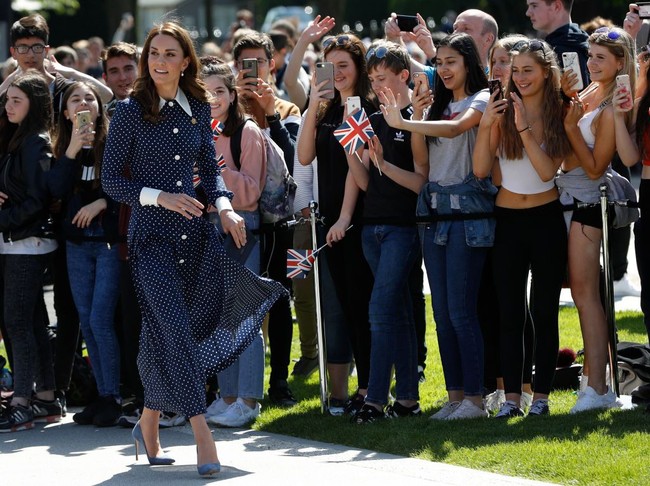 Kate Middleton akhirnya bertemu keponakan barunya, Archie Harrison, anak dari Pangeran  Harry dan Meghan Markle,  Selasa (14/5/2019). Sebelum itu, Meghan menjalankan tugasnya dulu sebagai Duchess of Cambridge dengan menugunjungi Bletchley Park, Buckinghamshire, Inggris. (Foto: Darren Staples/Getty Images)