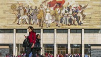 Ibukota Tirana menjadi tempat yang tepat bagi traveler yang ingin belajar soal toleransi dan sejarah. Ada museum sampai galeri seni, kamu enggak bakal bosan ada di Tirana (iStock)