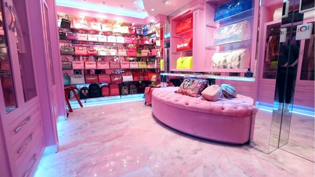Pernah kecurian produk-produk jualannya tampaknya membuat Jeffree Star lebih berhati-hati dalam menyimpan barang berharga. Karena itu, sejumlah baju, tas, sepatu, dan aksesori branded dijaga ketat 24 jam dalam ruangan serba pink dengan pintu yang dibuat dari baja 10 ribu pon tahan peluru. Foto: Youtube