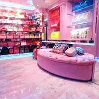 Pernah kecurian produk-produk jualannya tampaknya membuat Jeffree Star lebih berhati-hati dalam menyimpan barang berharga. Karena itu, sejumlah baju, tas, sepatu, dan aksesori branded dijaga ketat 24 jam dalam ruangan serba pink dengan pintu yang dibuat dari baja 10 ribu pon tahan peluru. Foto: Youtube