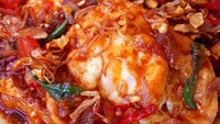 Namanya telur ceplok kecap tetapi dipadukan dengan saus sambal. Wuiih..bakal nambah nasi kalau makan telur ini! Foto : Instagram @fen.z