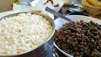 Yang putih adalah Jhalmuri, sejenis nasi yang dikembungkan. Buka puasa dengan menu Bangladesh adalah makanan penuh rempah (Artika Rachmi Farmita/Istimewa)