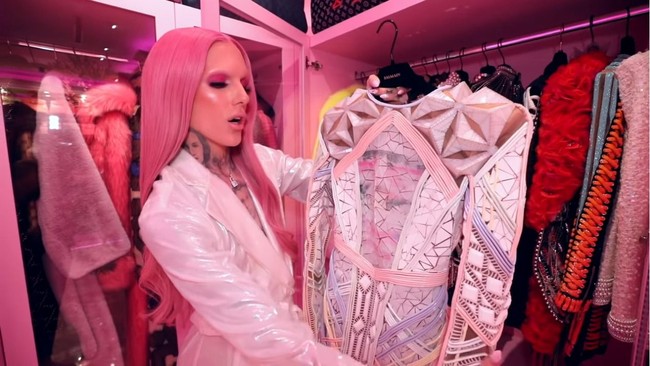 Ia lalu menunjukkan koleksi busananya yang tak kalah mahal. Koleksi itu terdiri dari jubah hingga dress desainer, mulai dari Gucci, Louis Vuitton, sampai Balmain. Ini dress Balmain edisi terbatas yang dijual $27,300 atau Rp 394 jutaan. Foto: Youtube