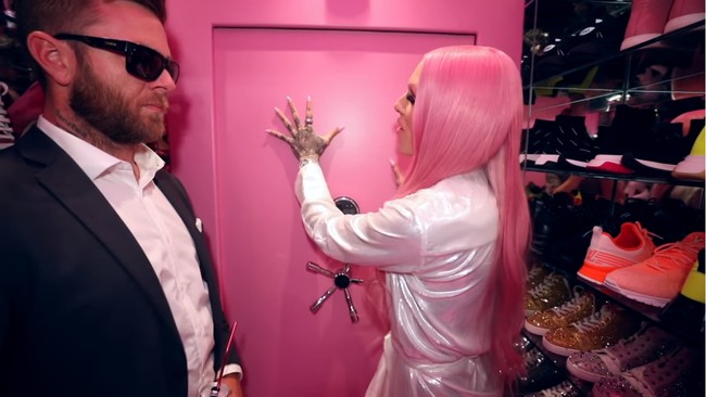 Untuk masuk ke ruang dengan pintu baju tahan peluru itu, Jeffree melakukan scan retina dan sidik jari terlebih dahulu dan ditemani seorang penjaga. Setelah dibuka, ruangan pun menyimpan semua barang-barang branded yang kebanyakan wanita ingin punya, mulai dari high heels Louboutin hingga tas Hermes. Foto: Youtube