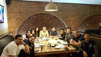 Berada di tengah dan dekat sorotan lampu, sosok Dhani terlihat paling mencuri perhatian. Momen ini dibingkai usai Dhani dan para rekannya selesai menyantap hidangan. Foto: Instagram bhinneka_2