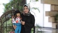 Ria Enes sudah bersama dengan Boneka Susan sejak era 1990-an. Foto: M.Zaky