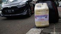 Polisi mengamankan jeriken berisi cairan kimia. Sementara pengendara mobil tersebut juga telah diamankan untuk dimintai keterangan oleh pihak kepolisian.