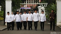 Mereka hadir dengan mengenakan kemeja warna putih. Hanya Ganjar Pranowo yang mengenakan baju kahs Jawa Tengah yaitu surjan.