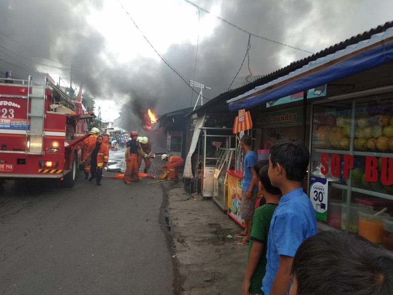 Rumah Terbakar di Kelapa Gading, 12 Unit Damkar Dikerahkan Rumah Terbakar di Kelapa Gading, 12 Unit Damkar Dikerahkan
